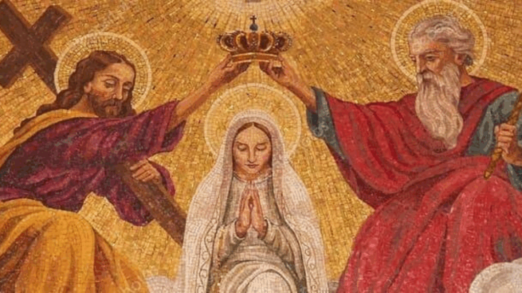 Coronación de la Virgen María entre el Padre y el Hijo, símbolo de su rol espiritual según Fulton Sheen