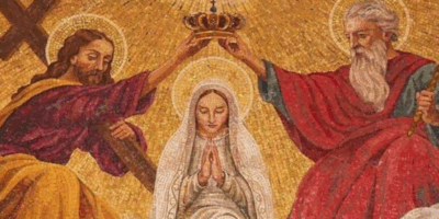 Coronación de la Virgen María entre el Padre y el Hijo, símbolo de su rol espiritual según Fulton Sheen