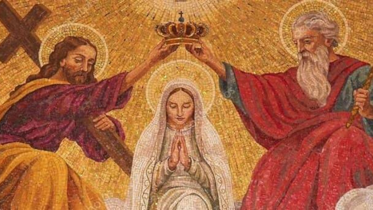 Coronación de la Virgen María entre el Padre y el Hijo, símbolo de su rol espiritual según Fulton Sheen