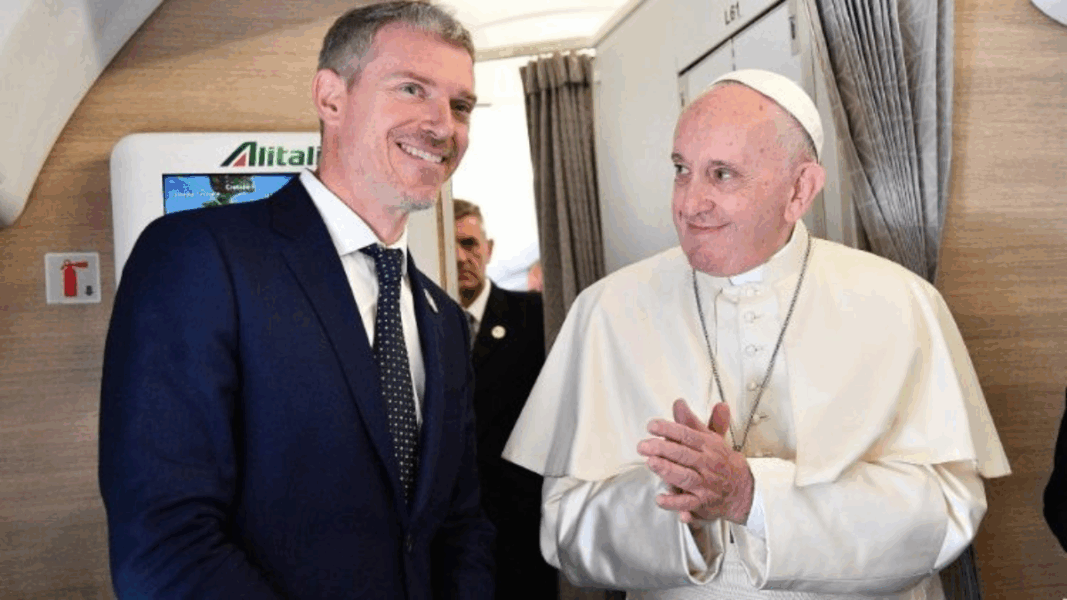 "¿Nos toman por tontos? El Papa y su portavoz sonríen durante un vuelo oficial, pese a la polémica sobre la misa tradicional
