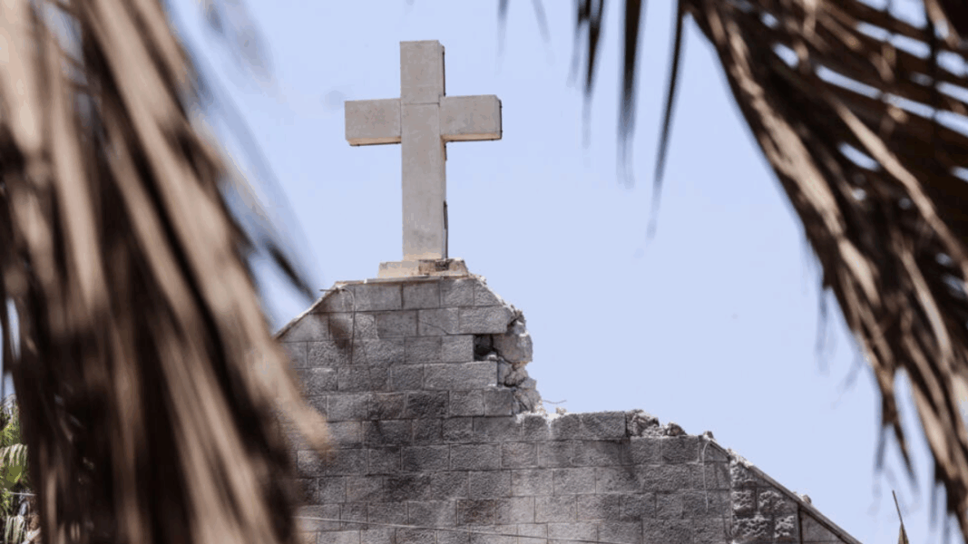 El grito de los mártires representado en una iglesia destruida con una cruz firme entre ruinas.