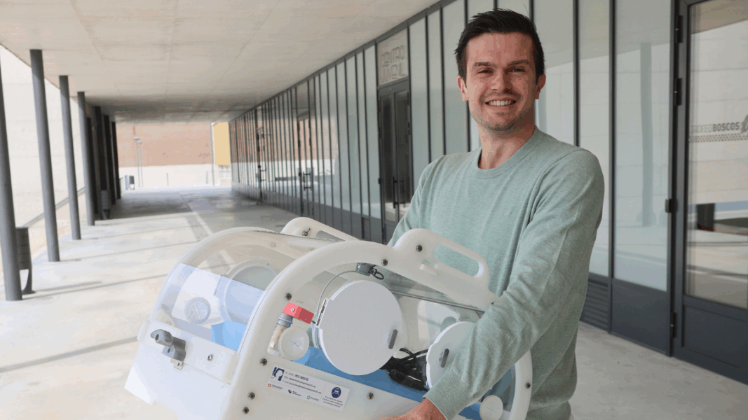 Pablo Sánchez el joven que dejó su trabajo sostiene una incubadora IncuNest con la que ha salvado a más de 4.000 bebés prematuros.