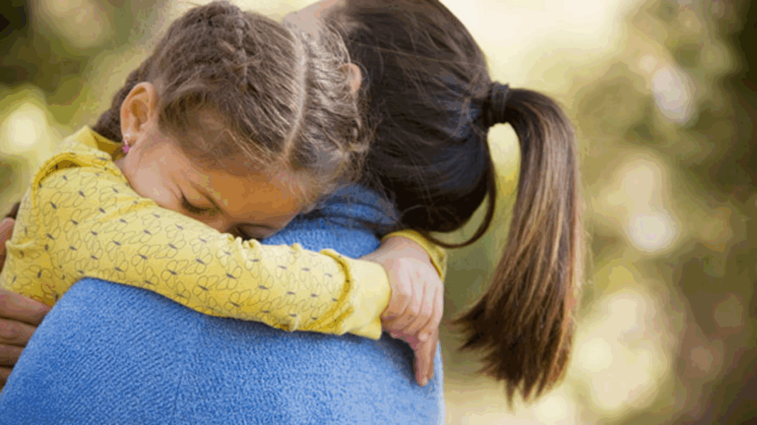 Una niña de 3 años desarrolla pubertad precoz por contacto con las hormonas trans de su padre