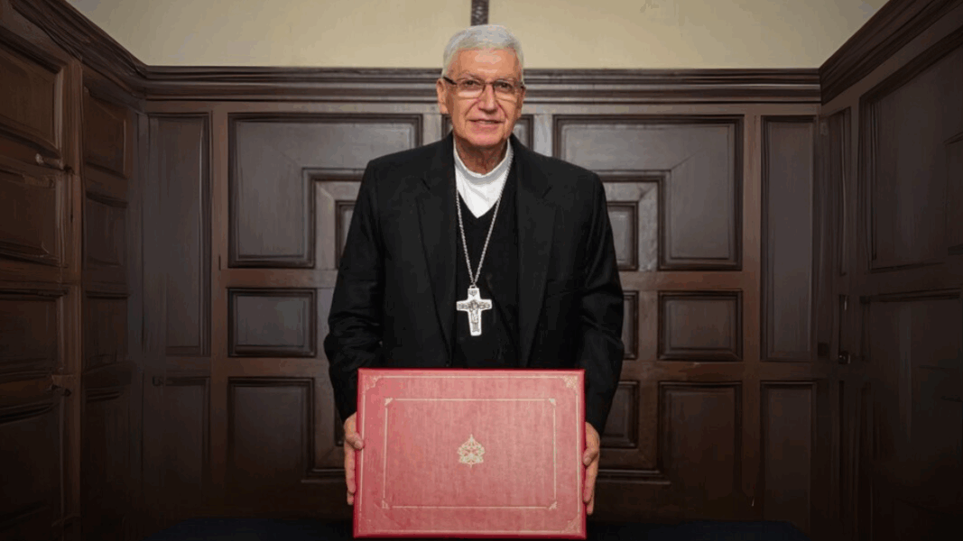 El Cardenal Castillo sostiene la carpeta del cónclave que entregará en Chiclayo.