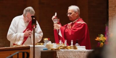 Sacerdotes celebrando la Eucaristía como expresión de la transformación litúrgica en Cristo