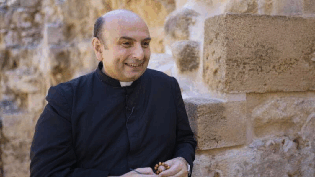 Padre Romanelli en Gaza con rosario en mano, símbolo de fe y oración