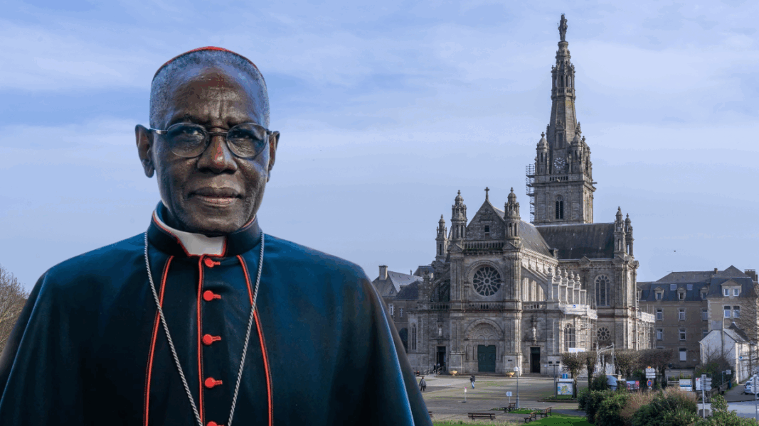 Cardenal Sarah frente al santuario de Sainte-Anne-d’Auray durante el jubileo