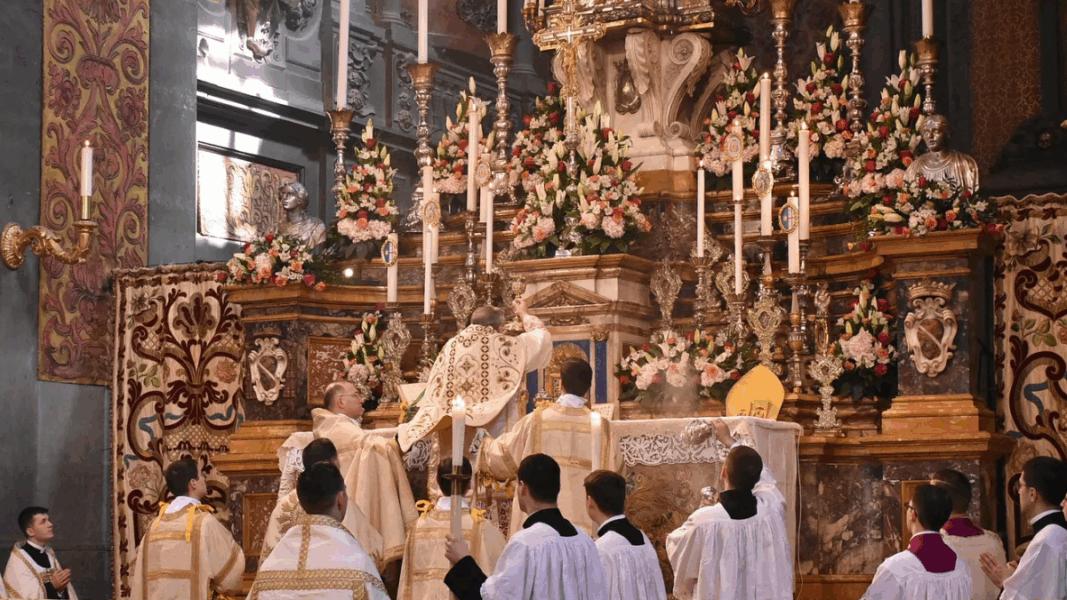 Celebración tradicional de la Misa en un altar adornado, en contexto del informe de la CDF