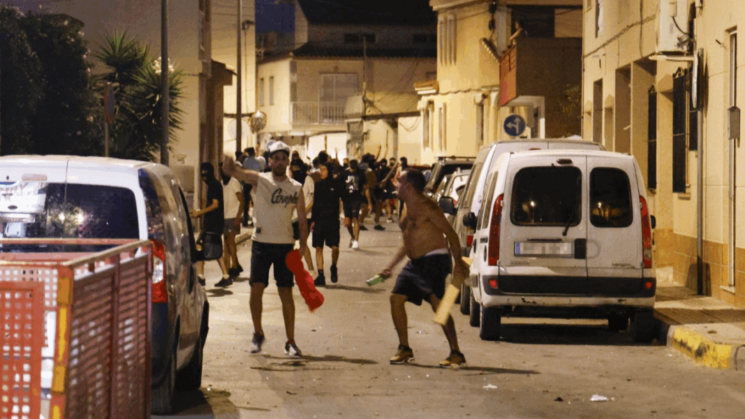 Disturbios nocturnos en Torre Pacheco tras agresiones vinculadas a inmigración, mientras el Vaticano critica a los vecinos.