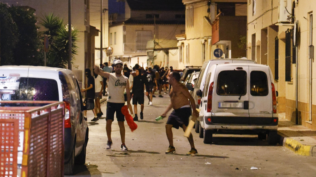 Disturbios nocturnos en Torre Pacheco tras agresiones vinculadas a inmigración, mientras el Vaticano critica a los vecinos.