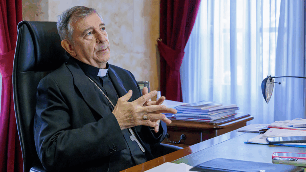 Obispo Retana de Salamanca durante una entrevista en su despacho