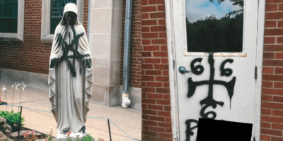 Estatua de la Virgen María vandalizada con pintura negra en iglesia de Estados Unidos