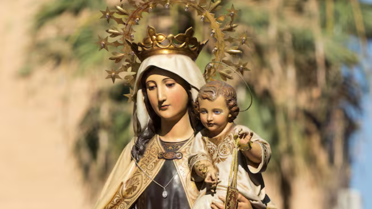 Día 5 de la novena a la Virgen del Carmen con el Niño Jesús en brazos