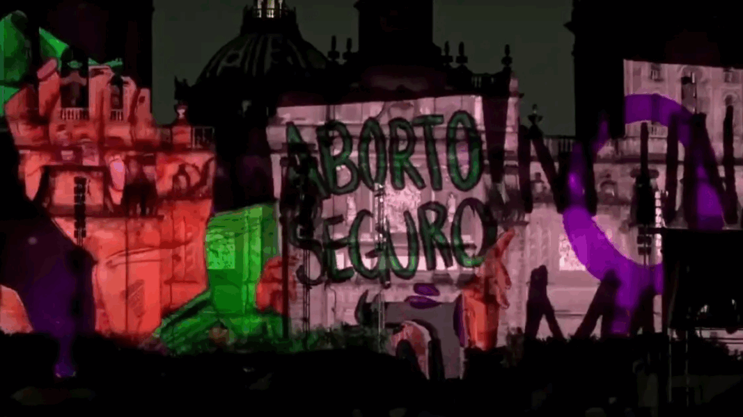 Proyección en la Catedral de Ciudad de México con mensaje “aborto seguro” durante espectáculo visual