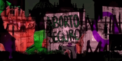 Proyección en la Catedral de Ciudad de México con mensaje “aborto seguro” durante espectáculo visual