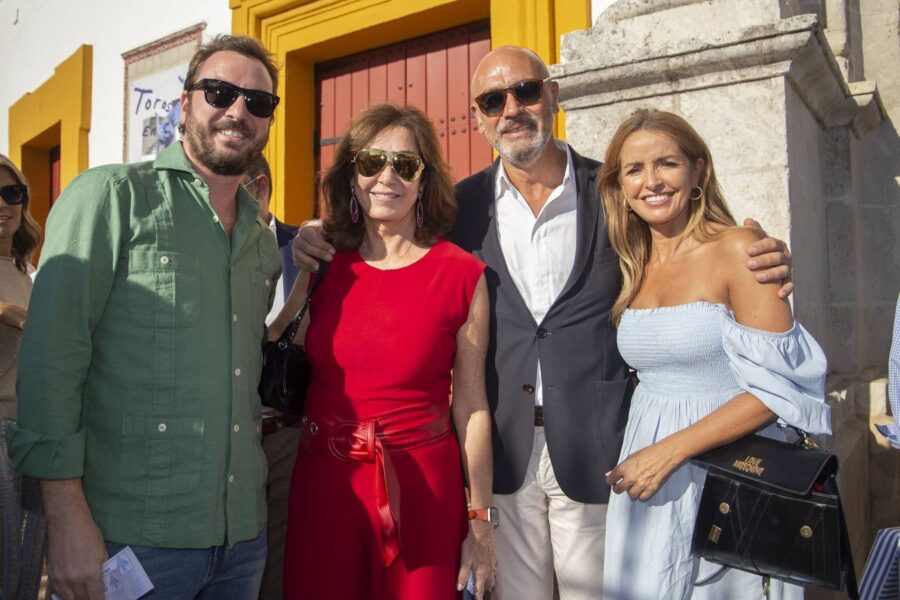 Jorge Bustos posando con otras personalidades durante un evento público