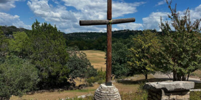 Cruz de madera en el campamento cristiano en Texas tras la tragedia en la que desaparecieron al menos 25 niñas
