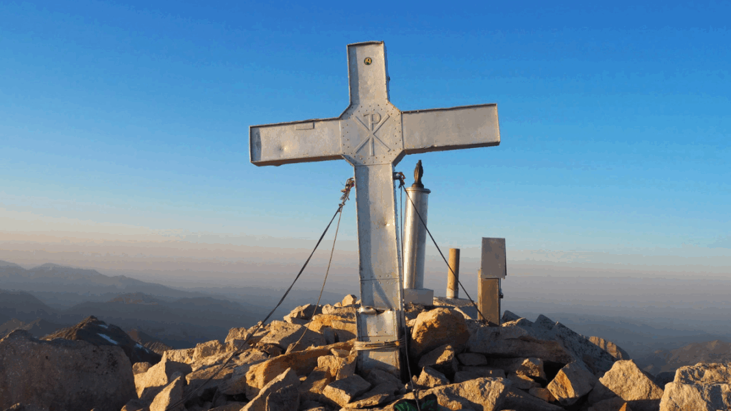 La cima del Pirineo aragonés vuelve a lucir su histórica cruz