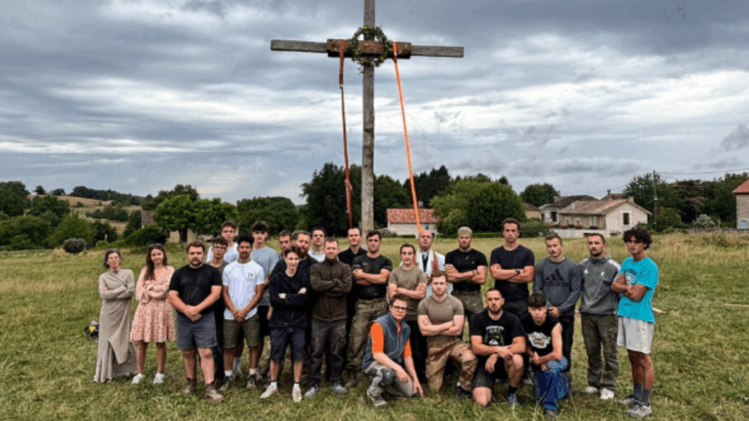 “No todo está perdido”: Jóvenes franceses restauran conventos y su fe 