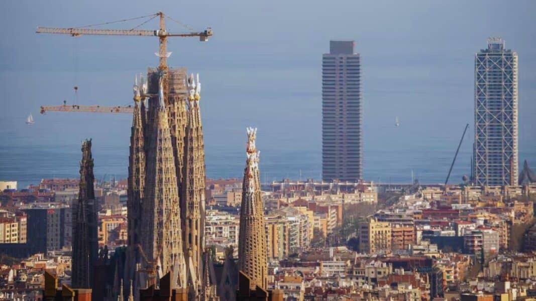 La Sagrada Familia supera a la Torre Mapfre y se convierte en el edificio más alto de Barcelona