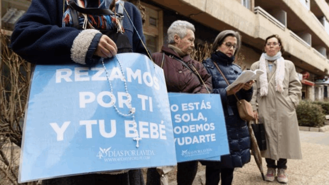 España: rezar en silencio ante clínicas abortistas está penado mientras se defiende la Fiesta del Cordero