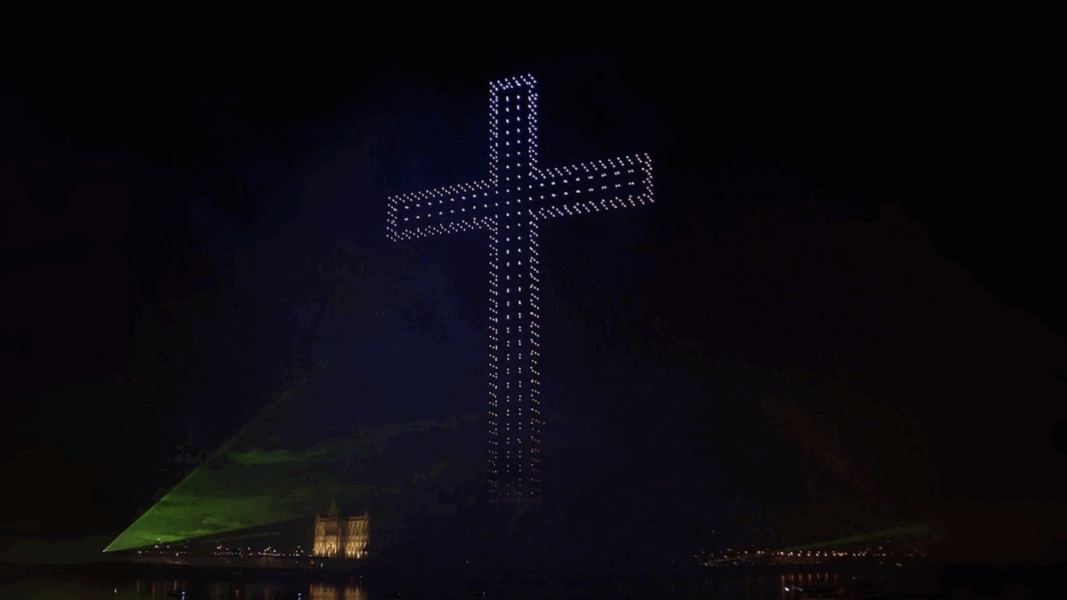 Hungría celebra a San Esteban con drones en forma de cruz y reafirma su identidad como nación cristiana en Europa