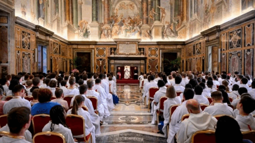 León XIV advierte a los monaguillos franceses: ‘La falta de sacerdotes es una desgracia’ y la misa ‘salva al mundo hoy’