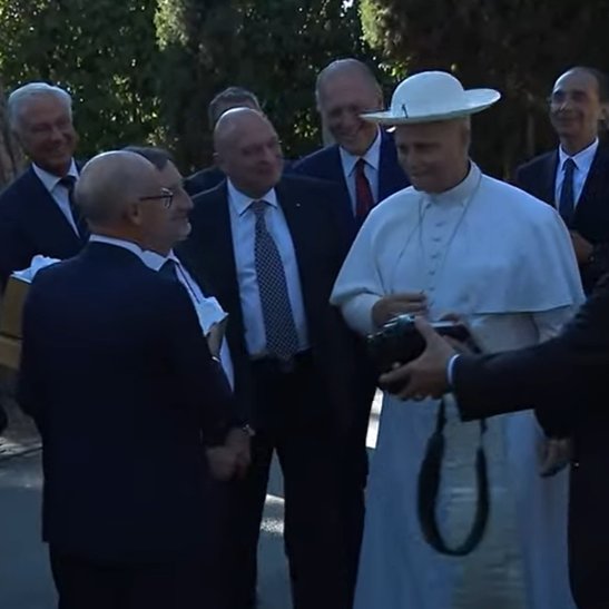 León se pone un Saturno, el sombrero clerical que ridiculizó Francisco