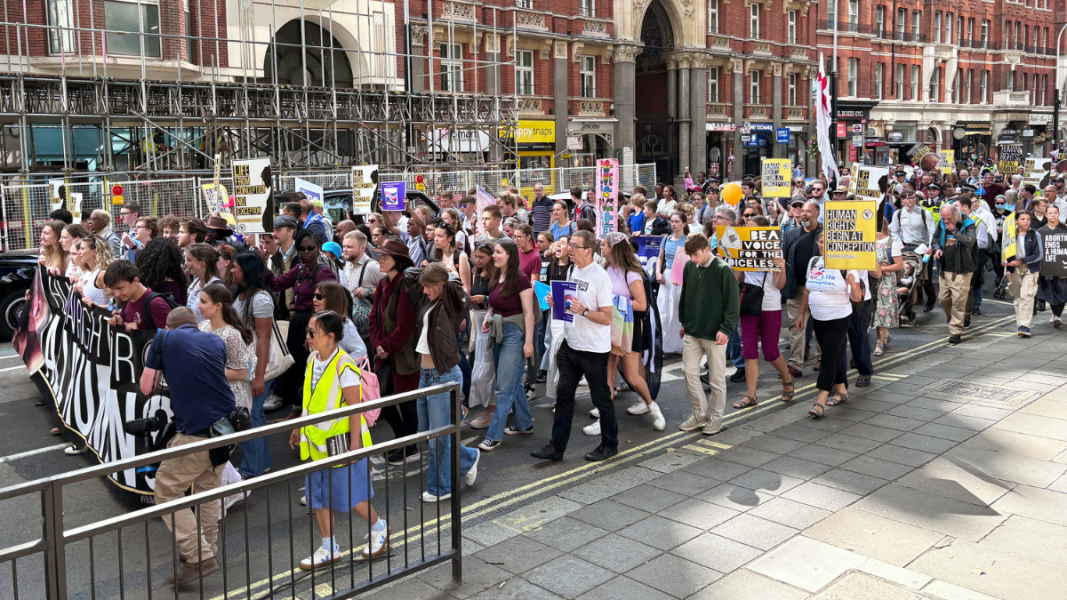 Marcha por la Vida en Londres: siete obispos católicos y un mensaje del Papa León XIV desafían al Parlamento proabortista