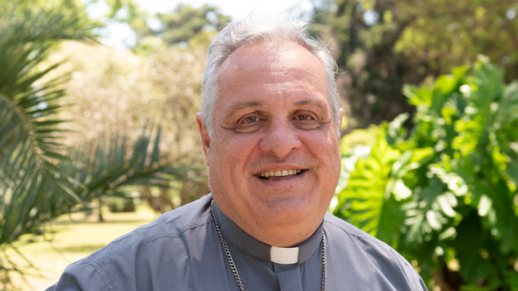 Argentina: el presidente de la Conferencia Episcopal prohíbe comulgar de rodillas