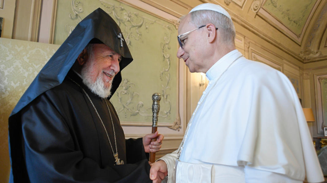 León XIV recibe al catholicos Karekin II: llamado conjunto a la paz y a la unidad de los cristianos