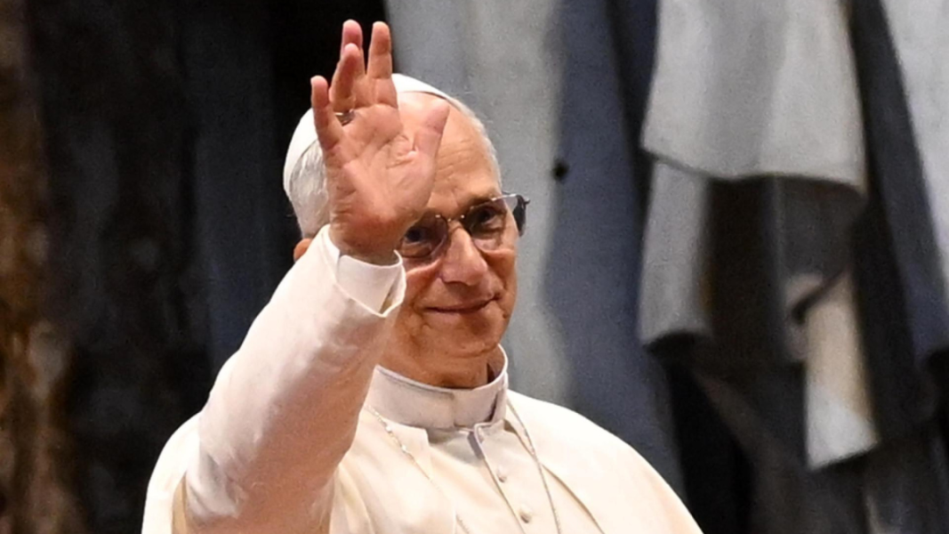 León muestra su rostro