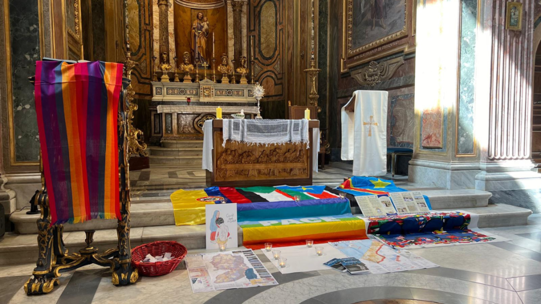 Abuso litúrgico en la diócesis del Papa: el Santísimo expuesto sobre un pañuelo palestino y entre banderas arcoíris 