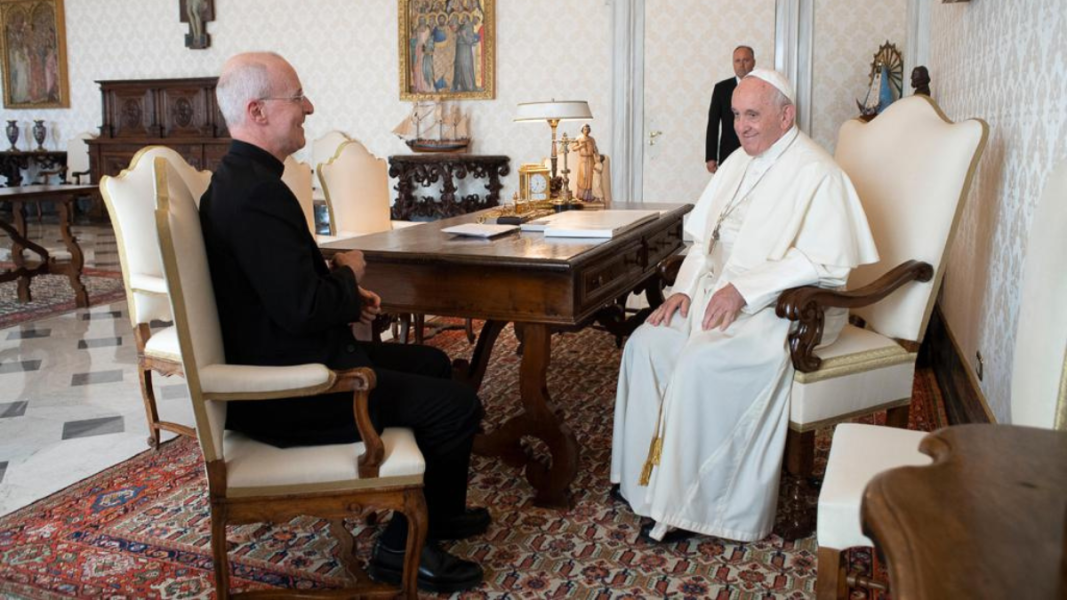 Estudio revela que sacerdotes cercanos a Francisco aprueban más la práctica homosexual