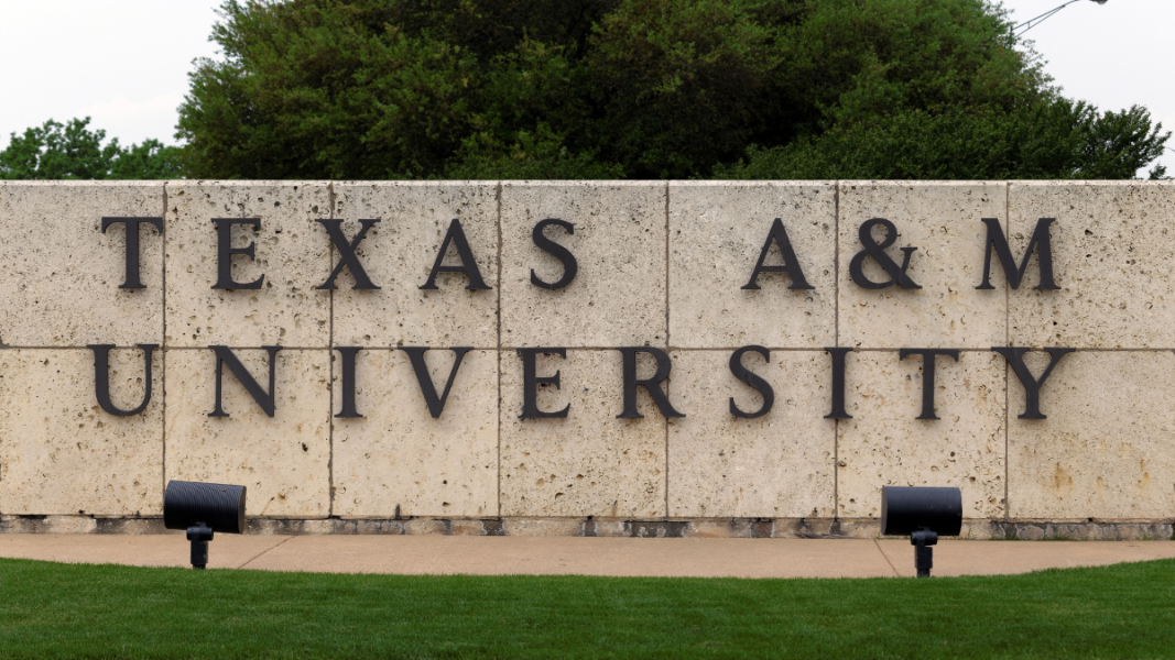 “Queremos la Misa de siempre”: estudiantes de universidad de Texas desafían la negativa del obispo