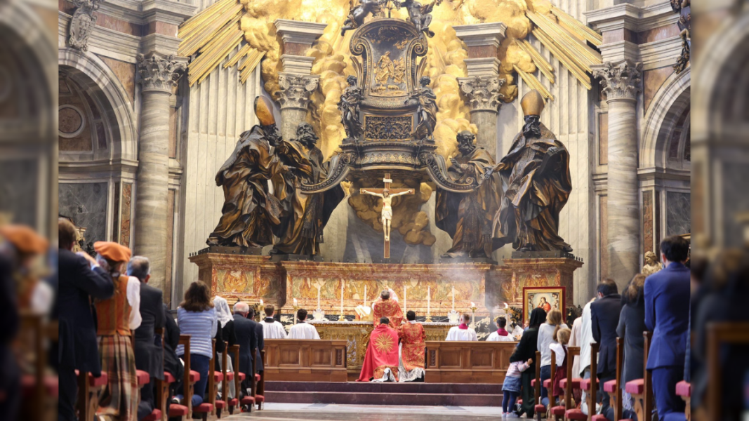 La Misa tradicional vuelve al Altar de la Cátedra en la basílica de San Pedro