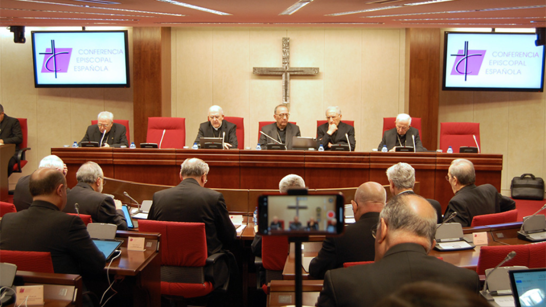 Cupich se queda corto: la Conferencia Episcopal Española y su versión extrema de la túnica inconsutil