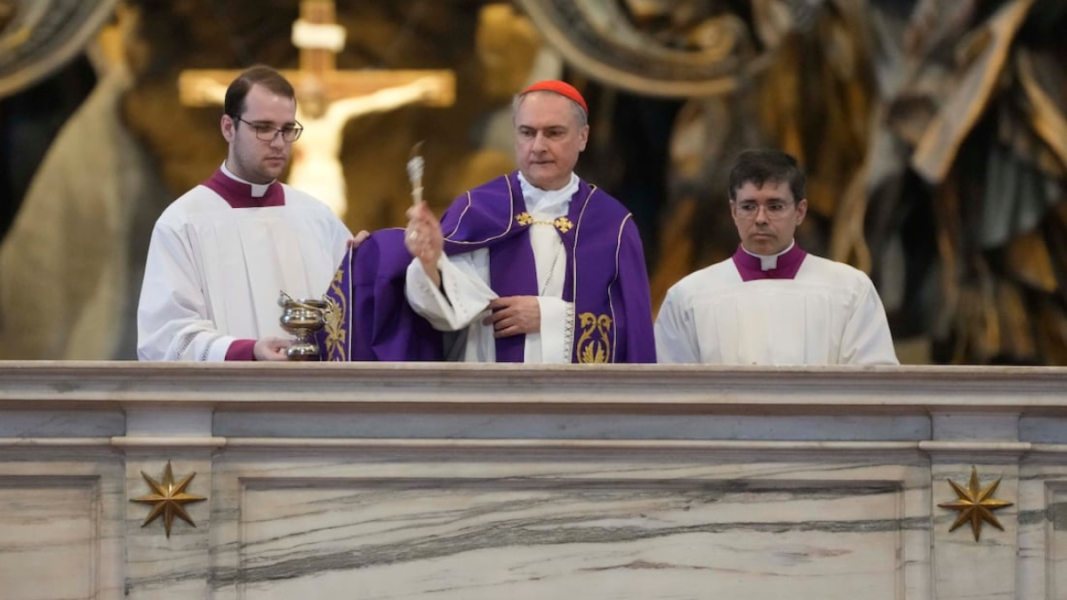 Gambetti preside rito de desagravio en San Pedro tras profanación del altar mayor