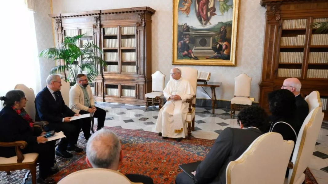 León XIV se reúne con víctimas de abusos del clero y abre interrogantes sobre la “tolerancia cero”