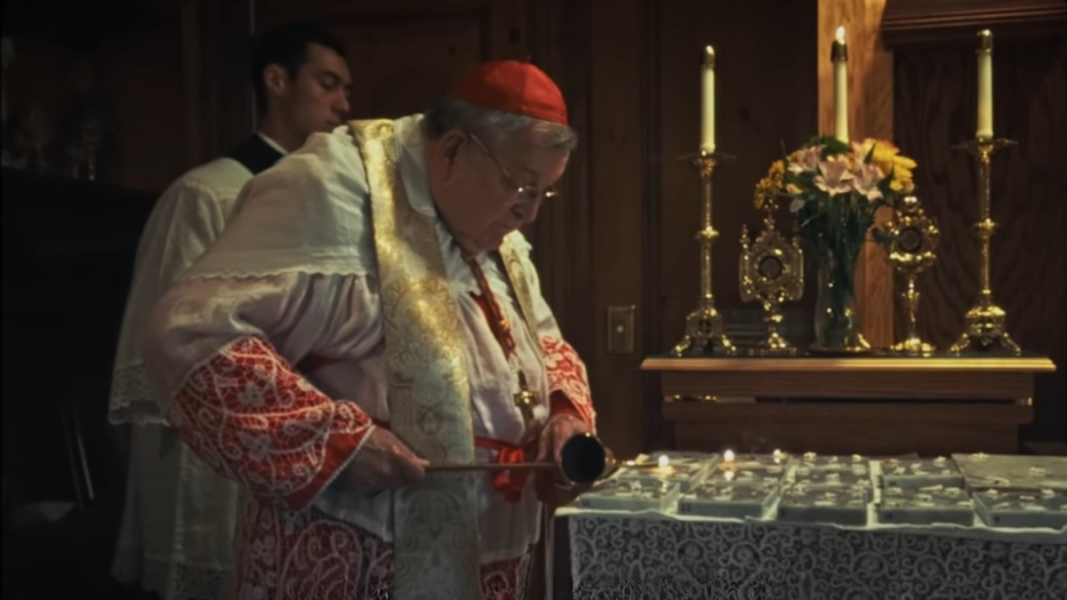 El Cardenal Burke consagra piedras de altar en Wisconsin y rescata un rito casi olvidado de la Iglesia
