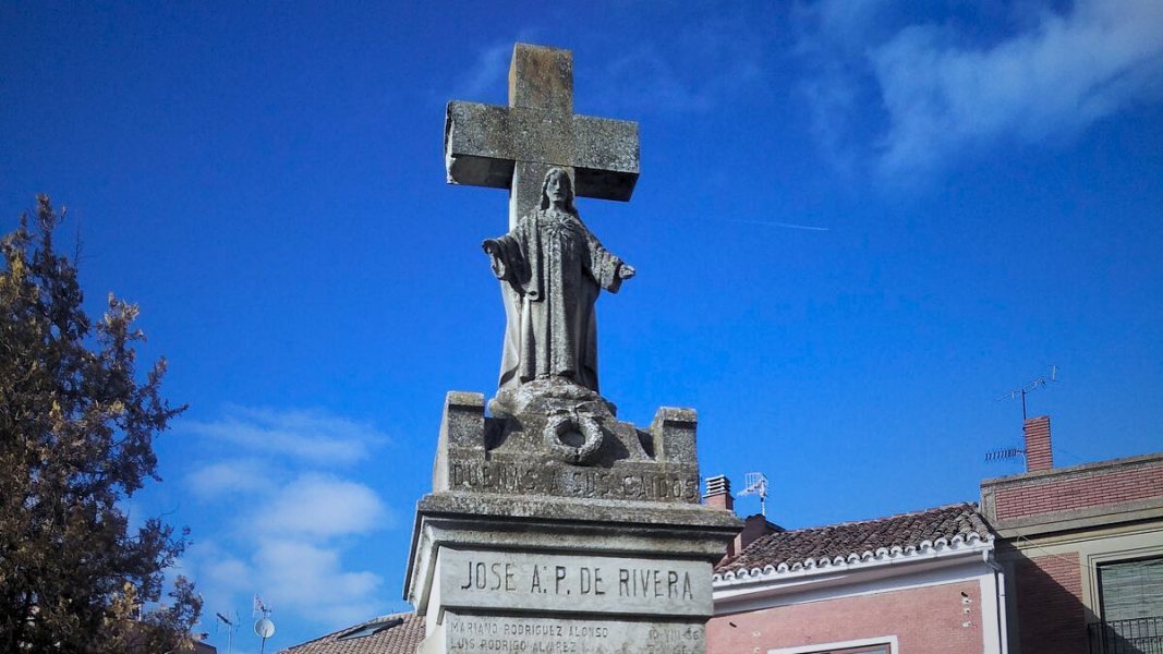 La Justicia frena la retirada de la cruz de Dueñas