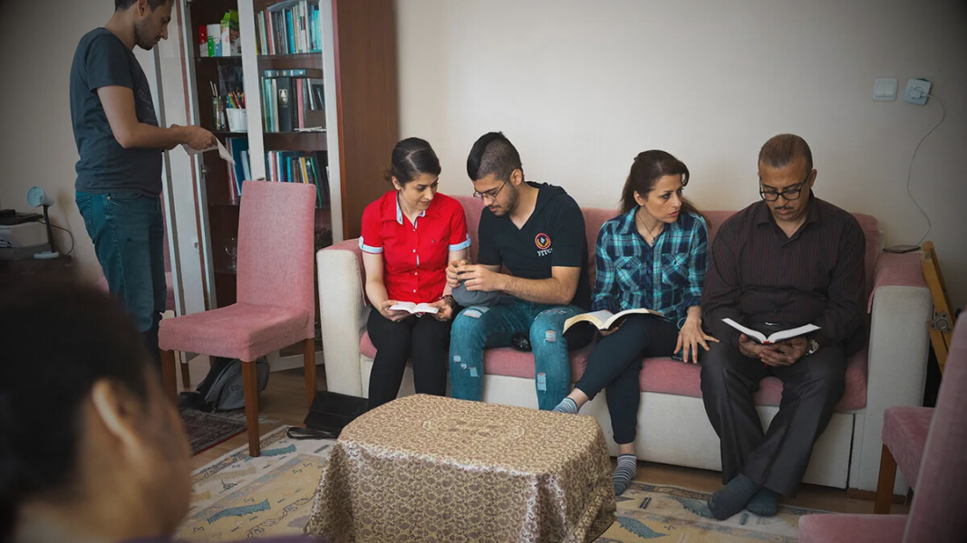 Irán: Décadas de cárcel por rezar y formarse en la fe católica