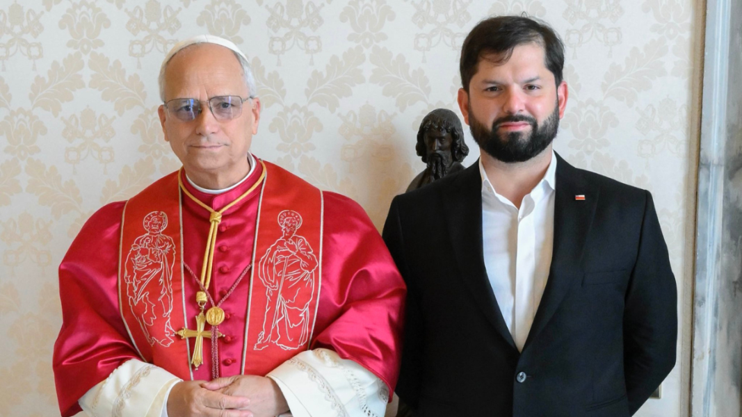 Gabriel Boric visita a León XIV en el Vaticano mientras impulsa la eutanasia en Chile