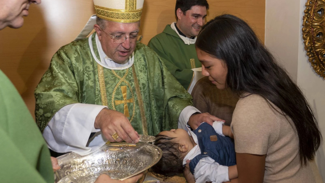 17 niños salvados del aborto reciben el Bautismo en Getafe
