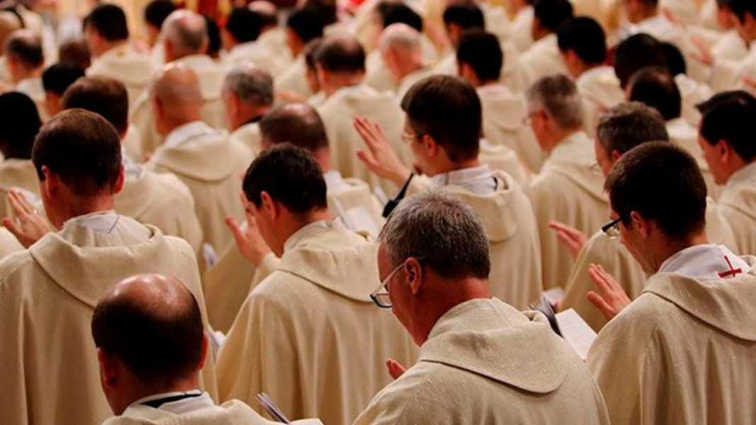 Estudio revela la fractura generacional del clero en EE.UU.: los jóvenes abrazan la ortodoxia, los mayores el progresismo