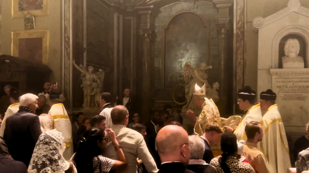 Zuppi participa en las vísperas de inicio de la peregrinación Summorum Pontificum en Roma