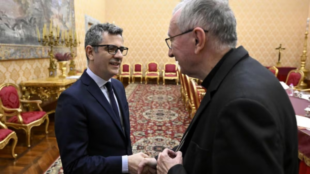 Bolaños se reune con Parolin para reactivar el plan profanador del Valle de los Caídos