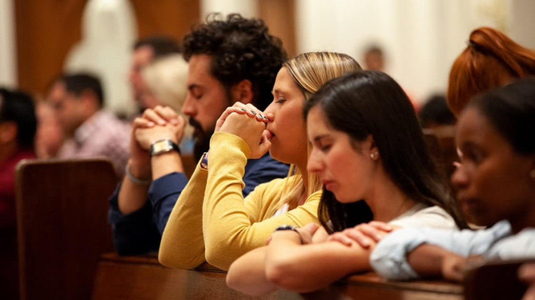 Los jóvenes vuelven a la iglesia: la Generación Z supera a los mayores en asistencia dominical