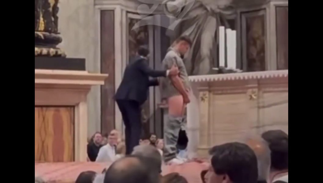Grave profanación en el altar mayor de San Pedro reaviva la preocupación por la seguridad en el Vaticano