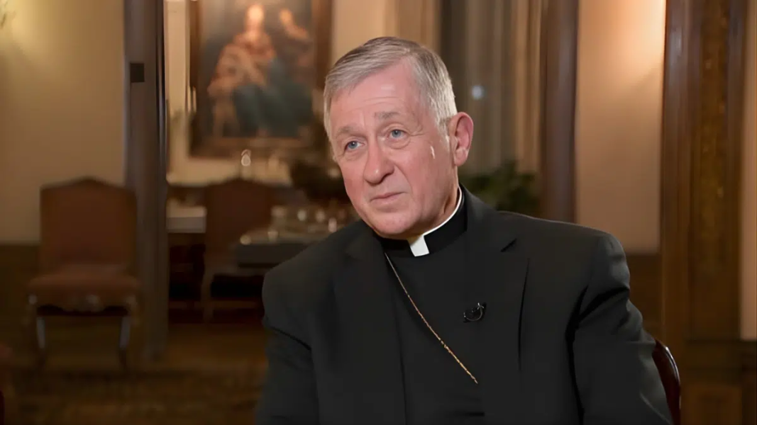 El cardenal Cupich tilda la Misa tradicional de “espectáculo”